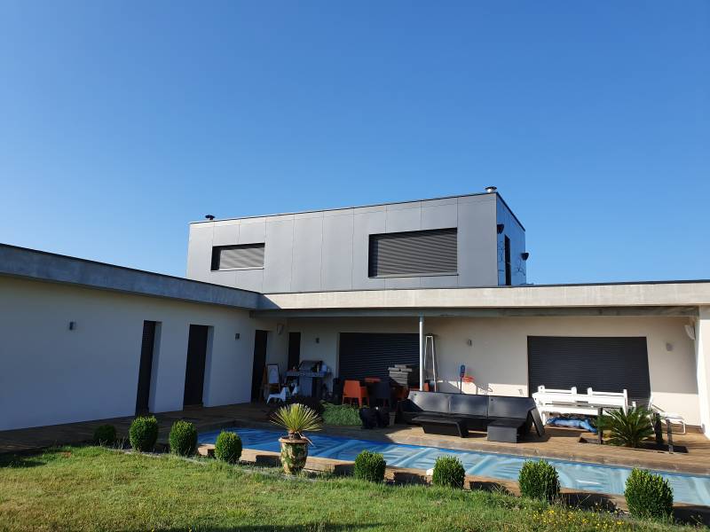 Surélévation en bois d'une maison d'architecte à Sallebœuf dans la région de Bordeaux