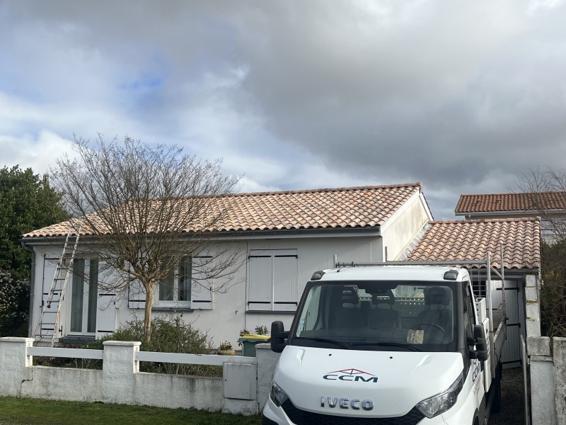 Changement des tuiles pour la rénovation de la toiture d’une maison à Blaye