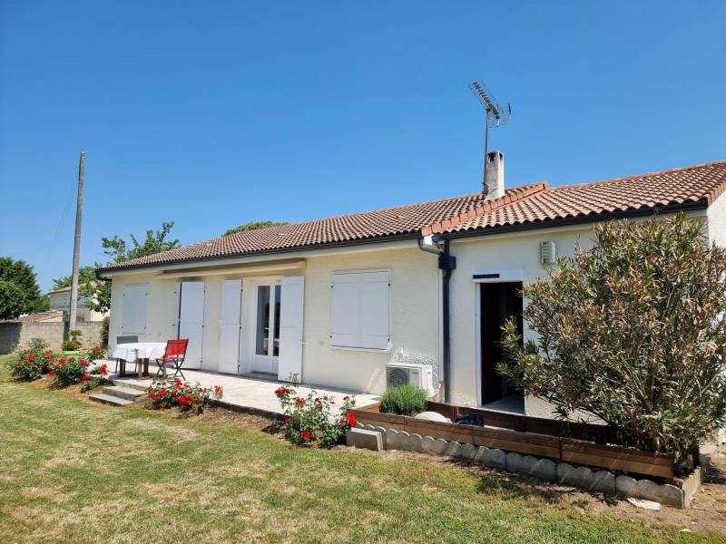 Rénovation des avant-toits d'une maison traditionnelle avec du lambris et des bandeaux en PVC blanc à Peujard 33240